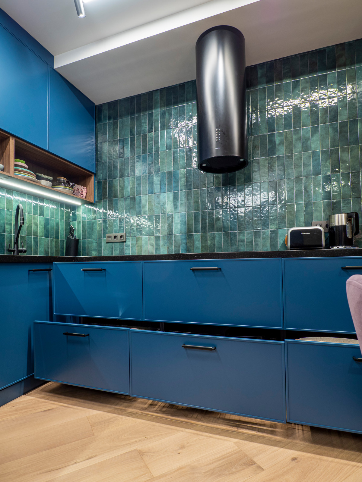 Кухня в современном стиле со встроенным аквариумом