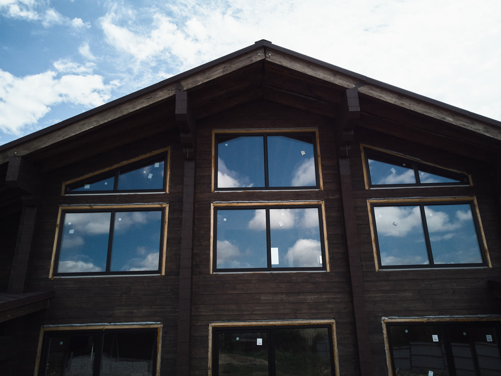 Кровля и мансардные окна: замер и расчёт, поставка и монтаж материалов.