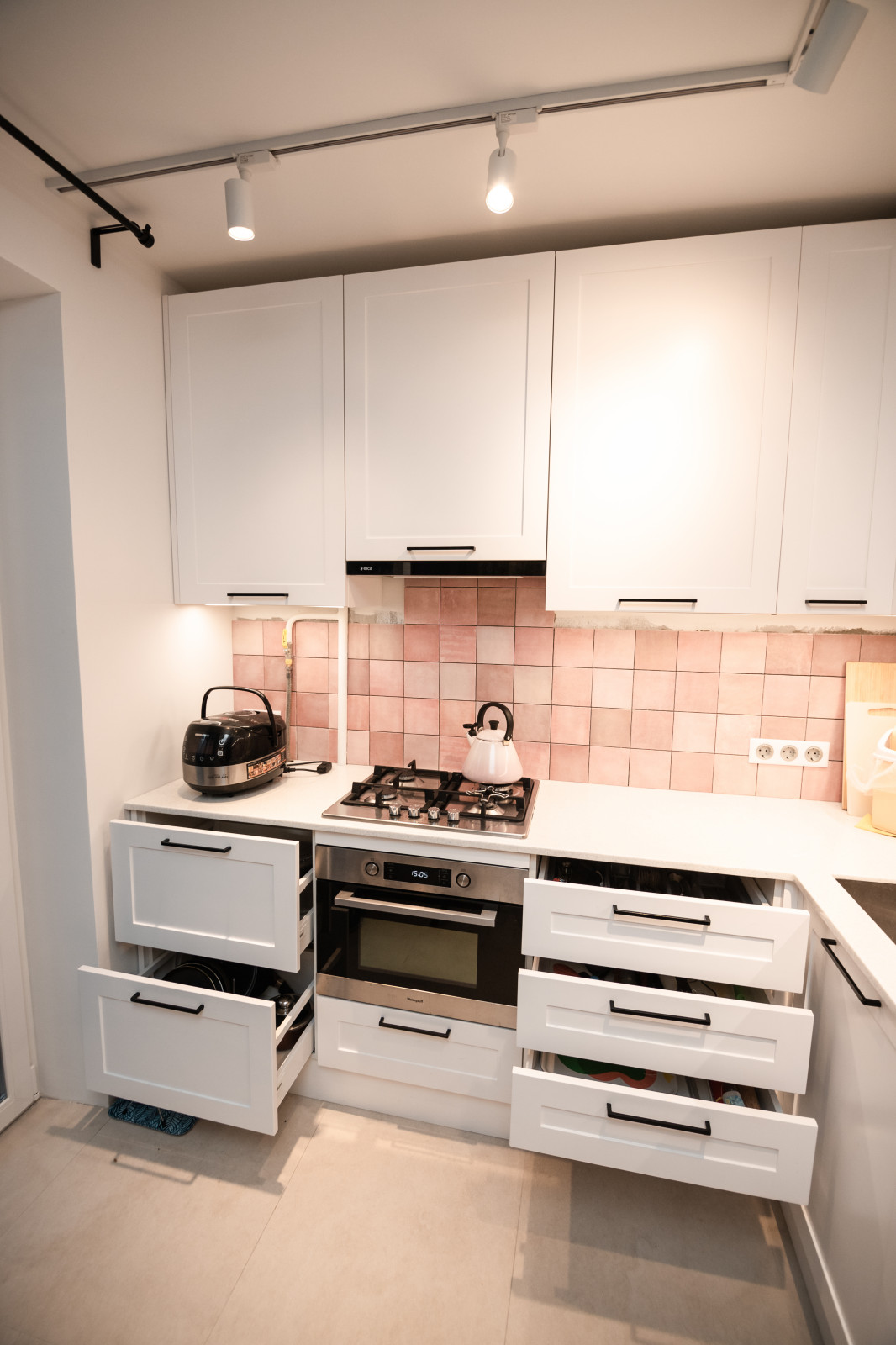 Белая небольшая кухня в стиле неоклассика