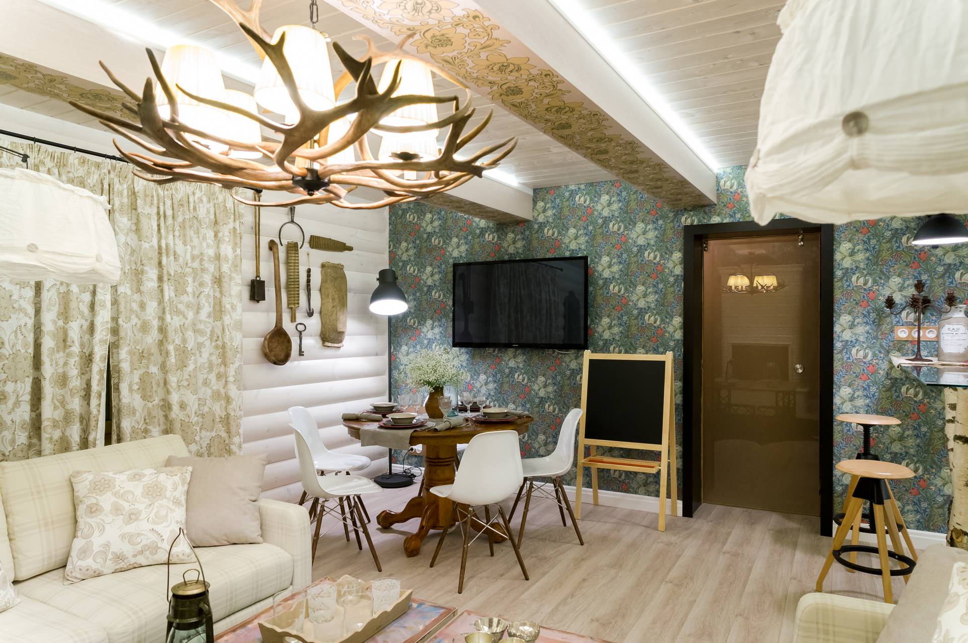 Проект недели: «Английская» изба в дачной гостиной