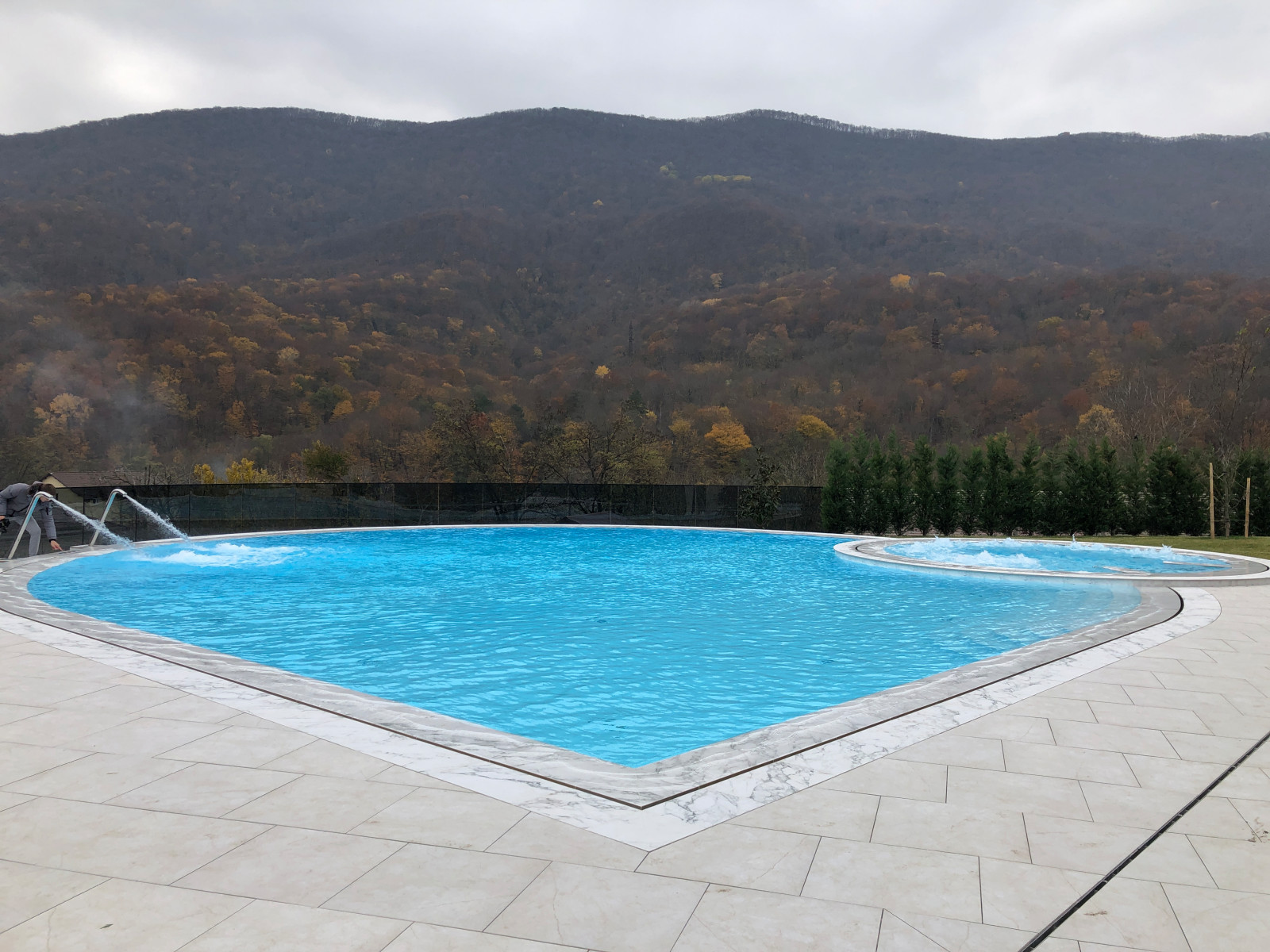 Обложка проекта: Бассейн с джакузи в горах