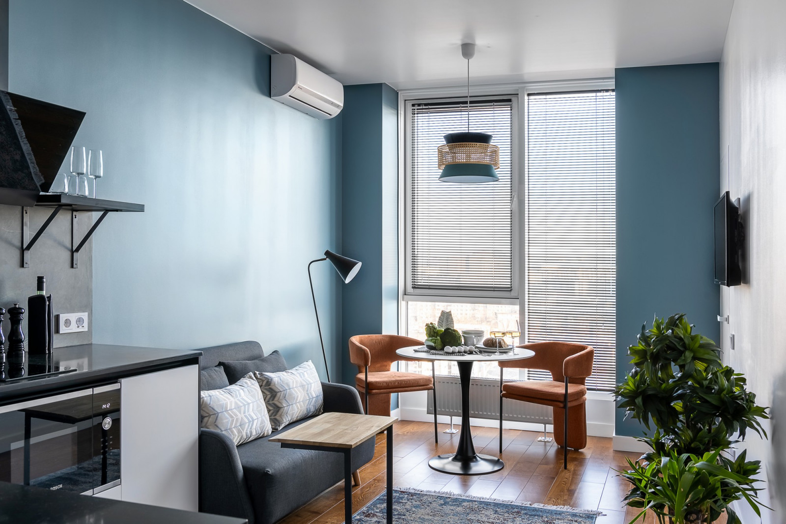 Яркий универсальный интерьер квартиры для сдачи в аренду