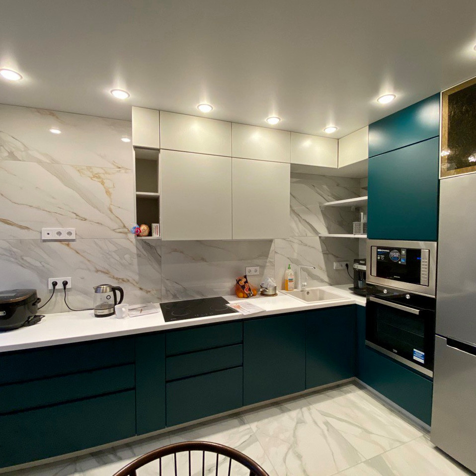 Кухня с гарнитуром цвета морской волны