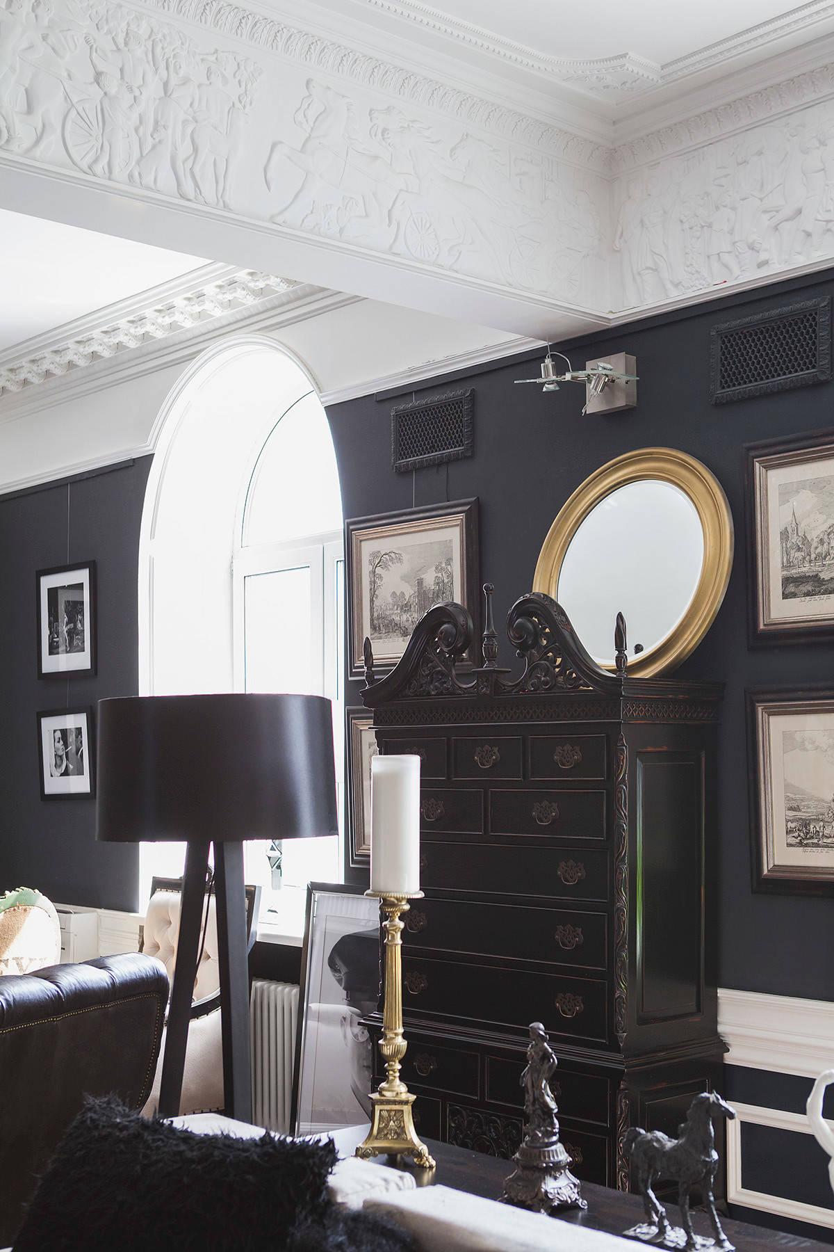 В гостях: Квартира с черными стенами напротив ипподрома