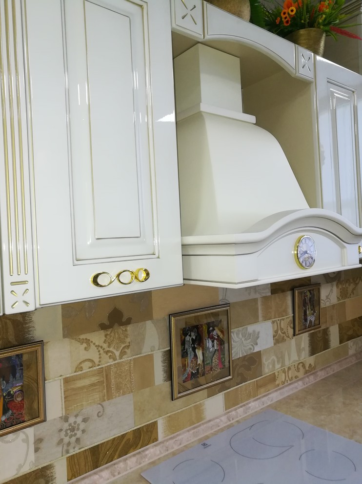 Кухня цвета слоновая кость в глянце с золотой патиной