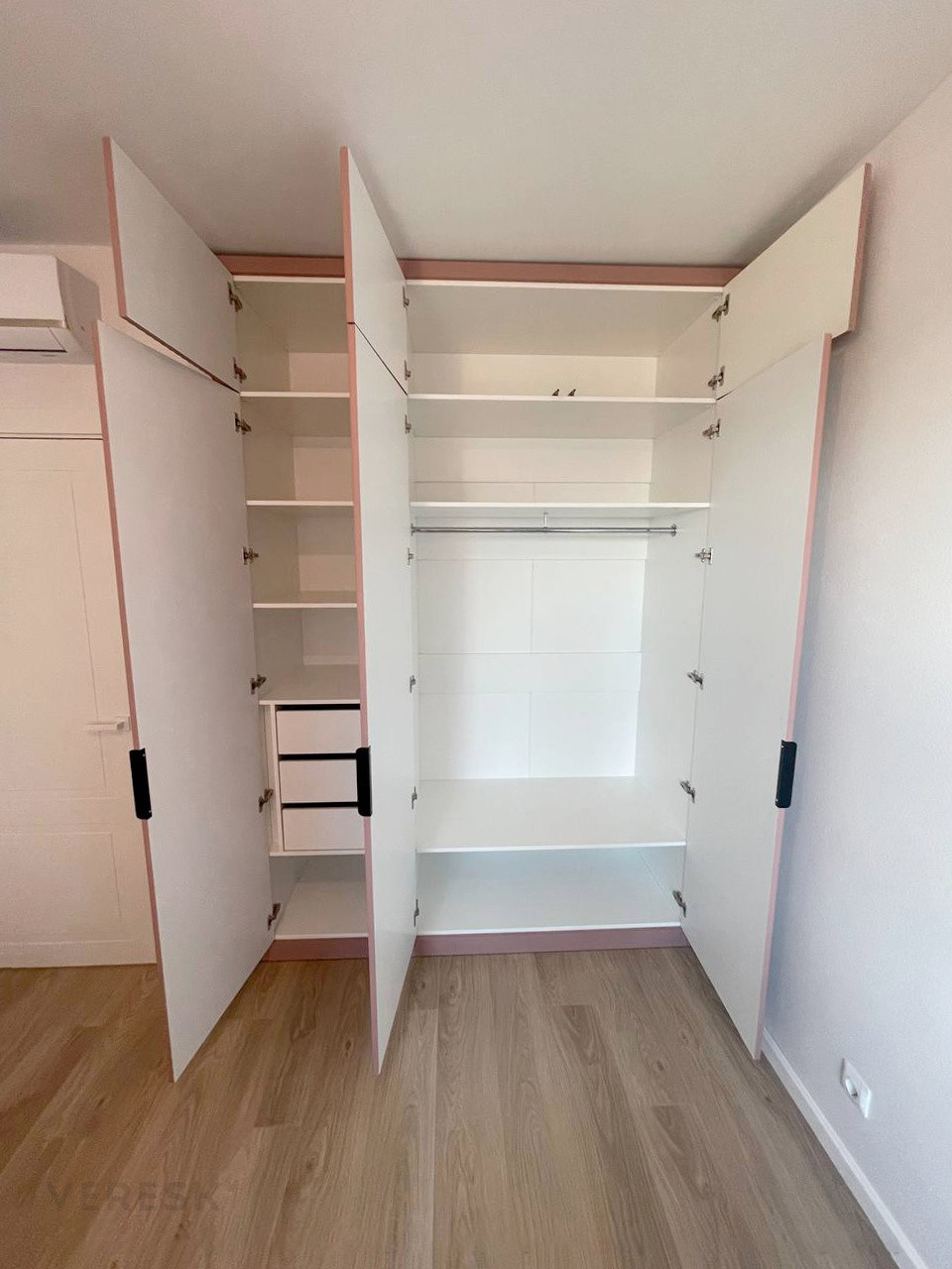 Встроенные распашные шкафы