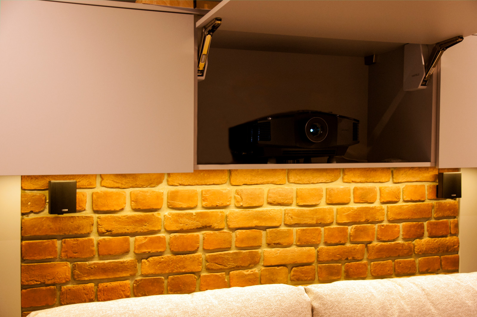 Обложка проекта: Домашний кинотеатр в небольшой квартире