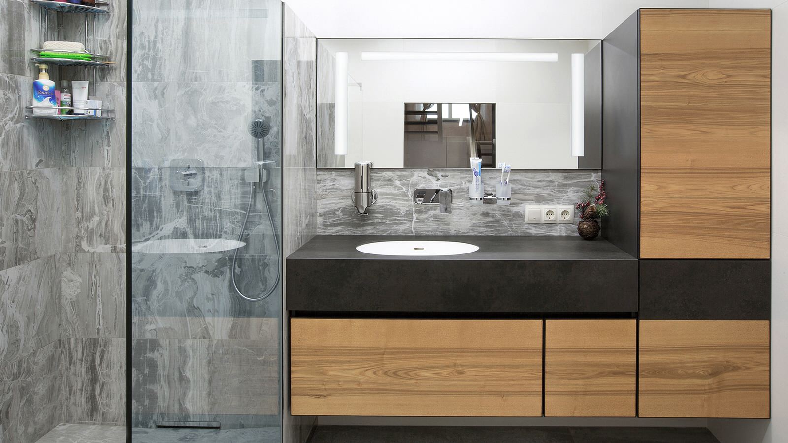 Ванная с отделкой и фасадами из керамогранита