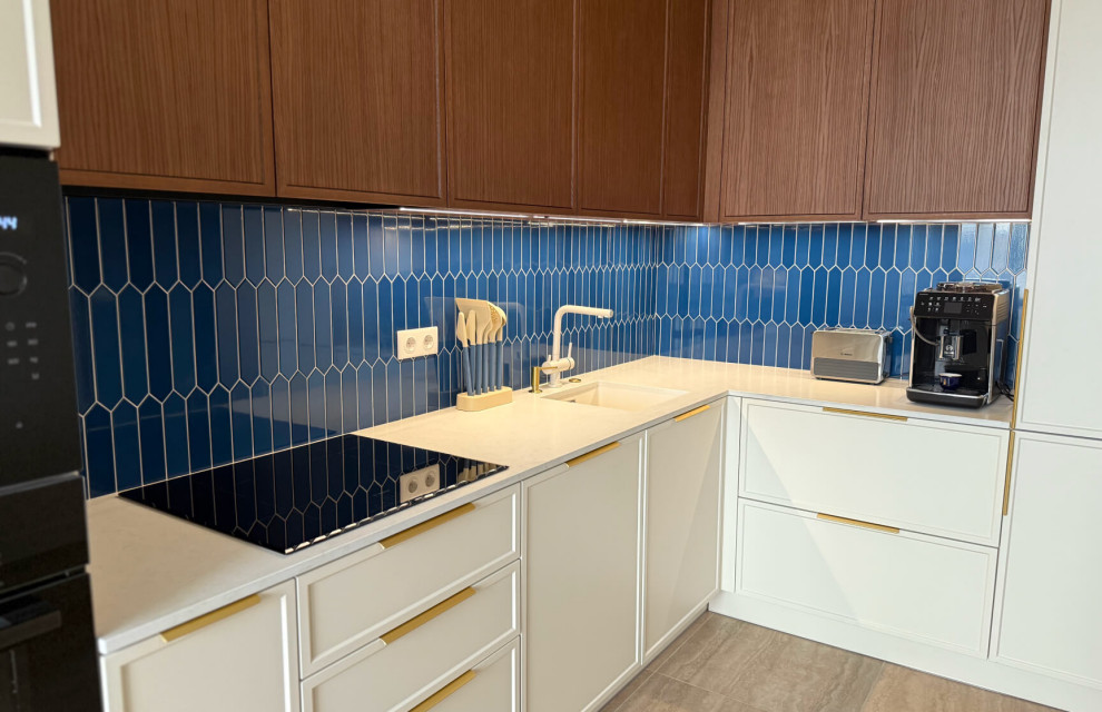 Кухня Петра в кремово-белом цвете с древесными элементами