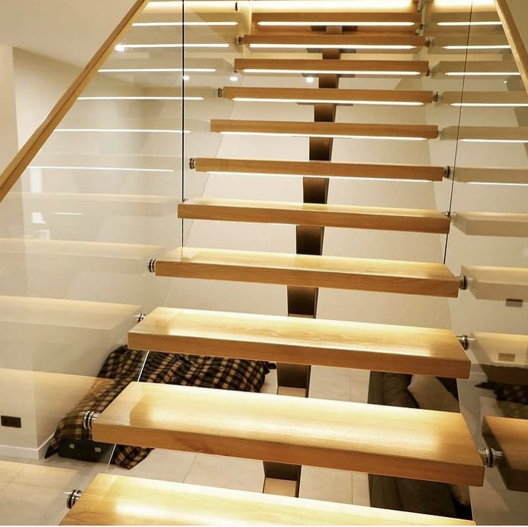 Поворотная лестница с стеклянным ограждением