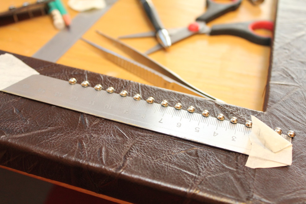 Обложка проекта: Рама для зеркала с декоративными гвоздиками