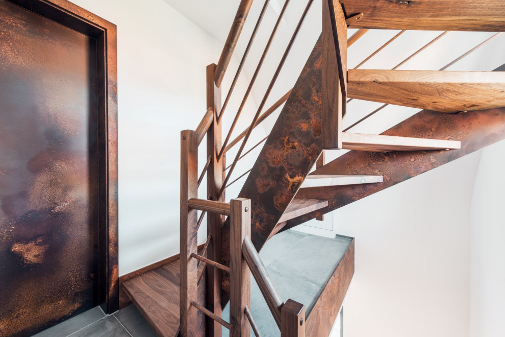 Дверь и лестница в стиле лофт