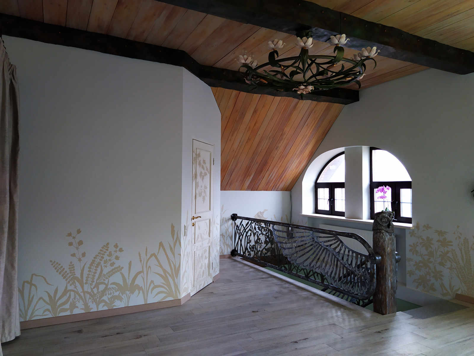 Обложка проекта: Холл второго этажа в частном доме.