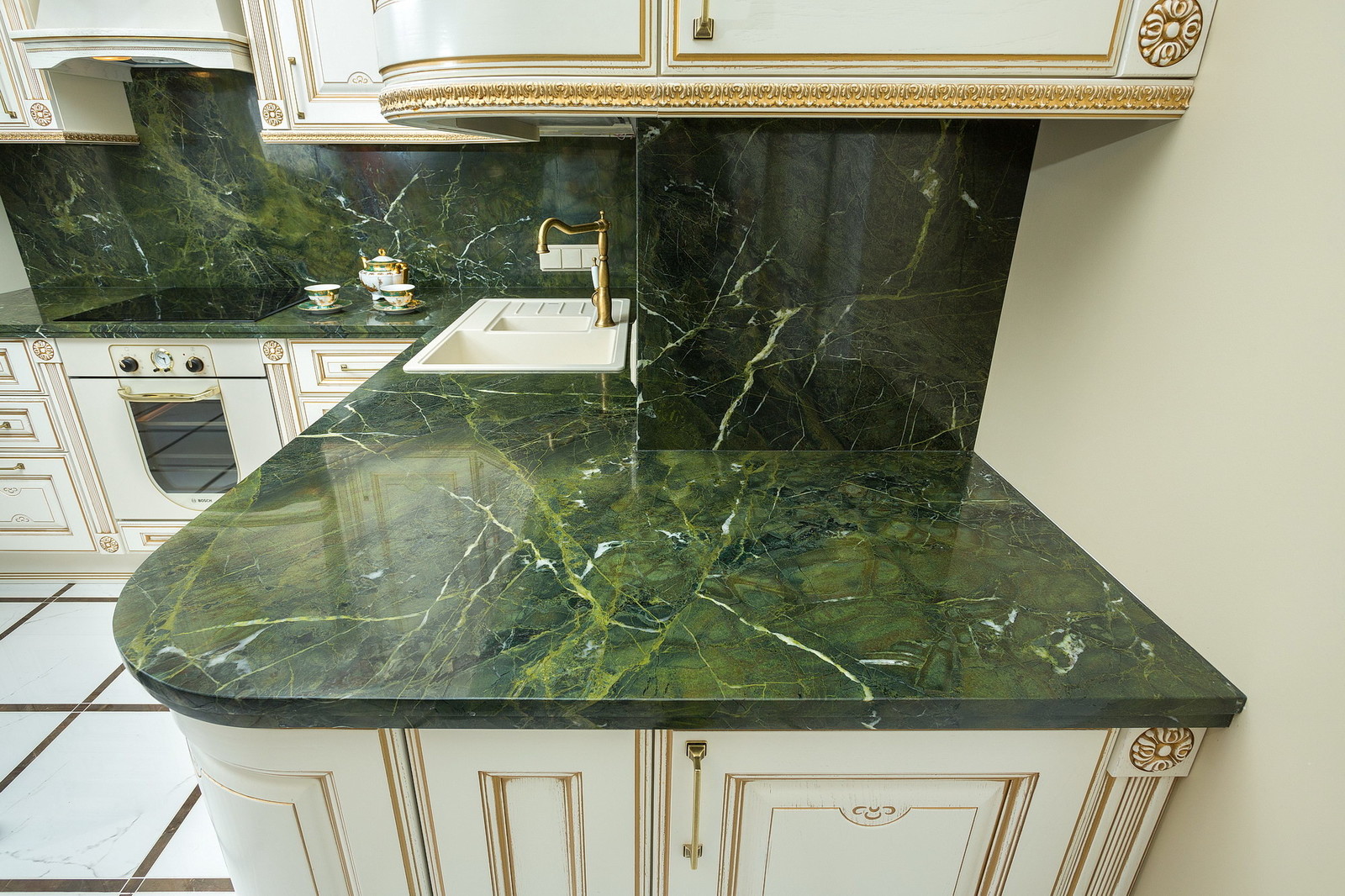 Зеленый мрамор в интерьере кухни