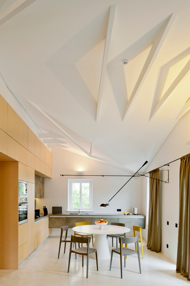 Houzz Литва: Квартира в Вильнюсе с необычным потолком и камином