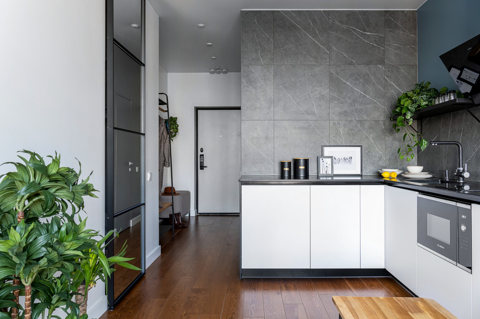 Яркий универсальный интерьер квартиры для сдачи в аренду