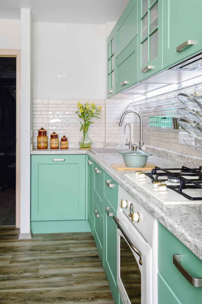 Зелёная кухня в неоклассическом стиле в Заречном