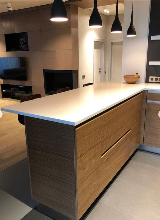 П-образная кухня с фасадами из шпона в Санкт-Петербурге