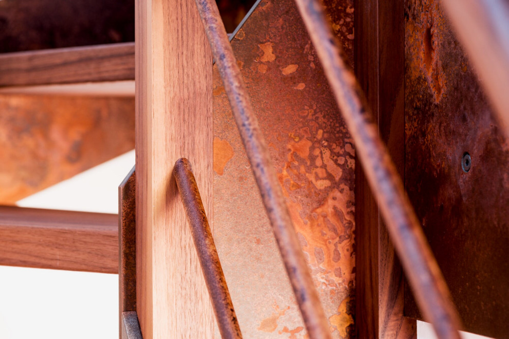 Дверь и лестница в стиле лофт