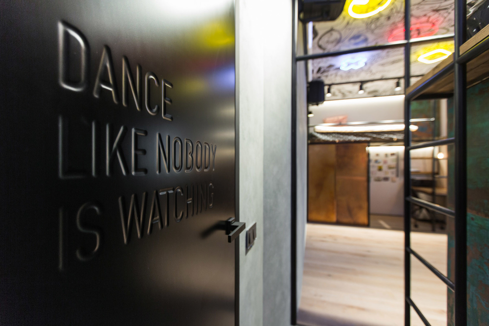 Дверь с гравировкой