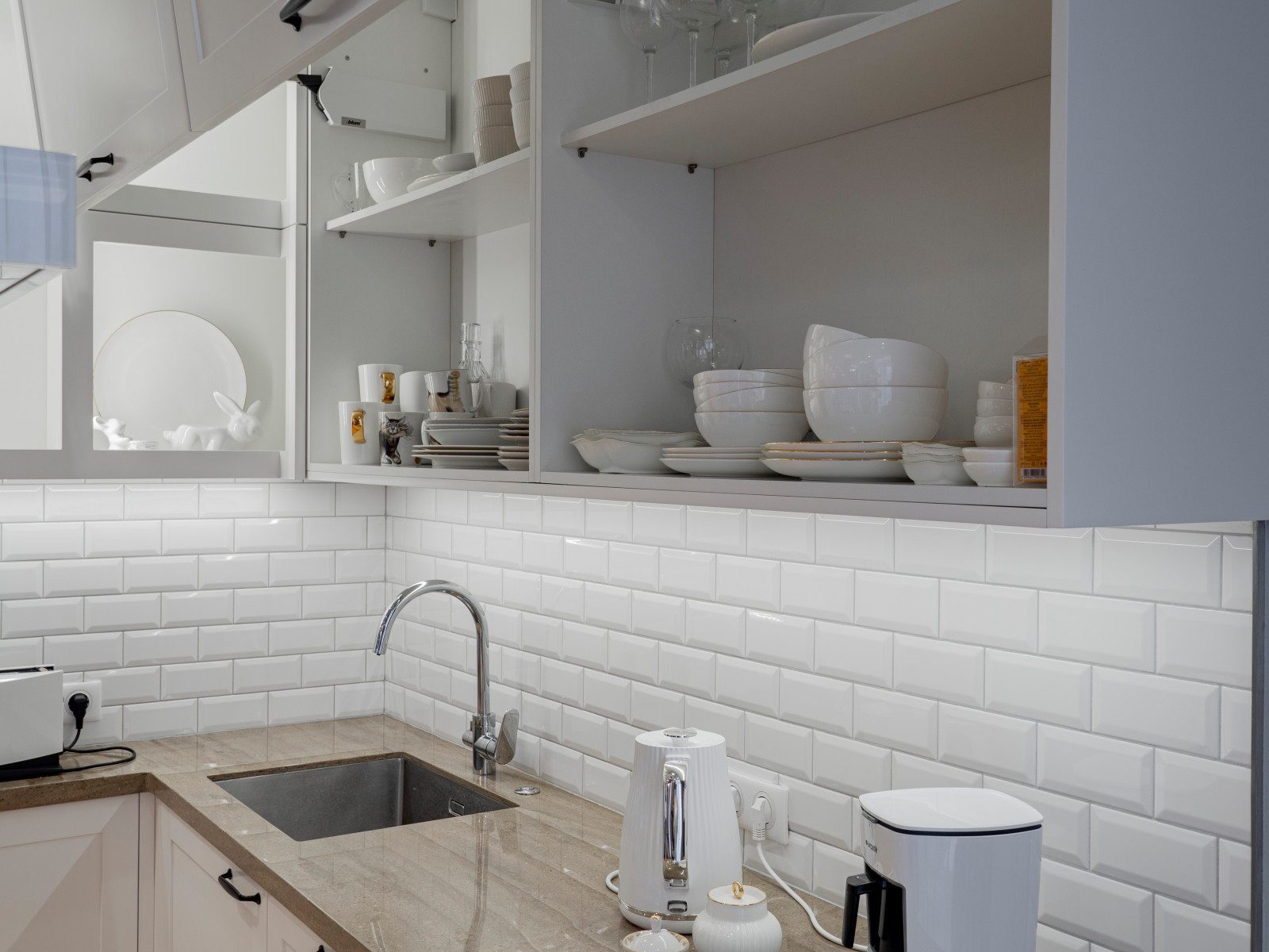 Стильная неоклассическая кухне в белом цвете