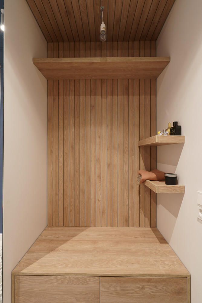 Кухня с ящиками, закрепленными на потолке