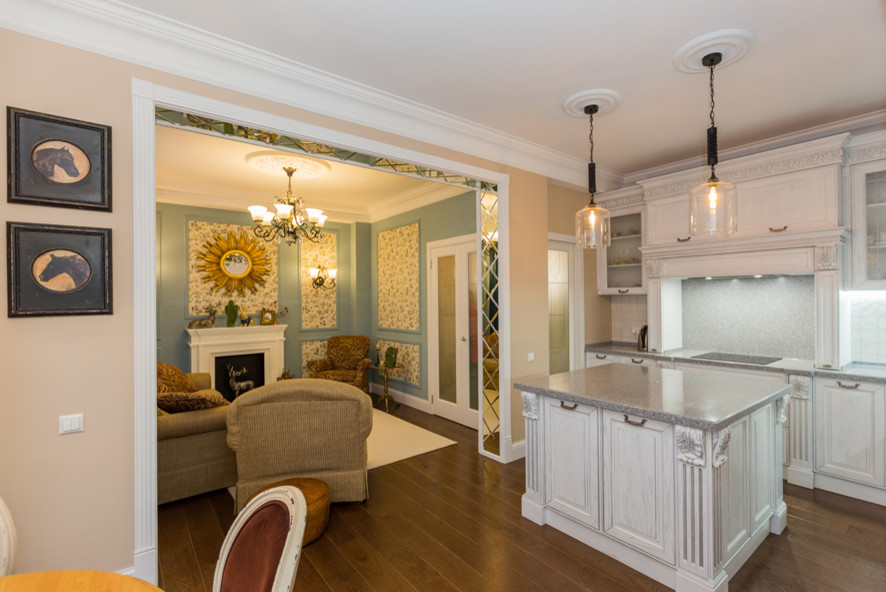 Кухня соединенная с гостиной зеркальным порталом. Реализованный проект