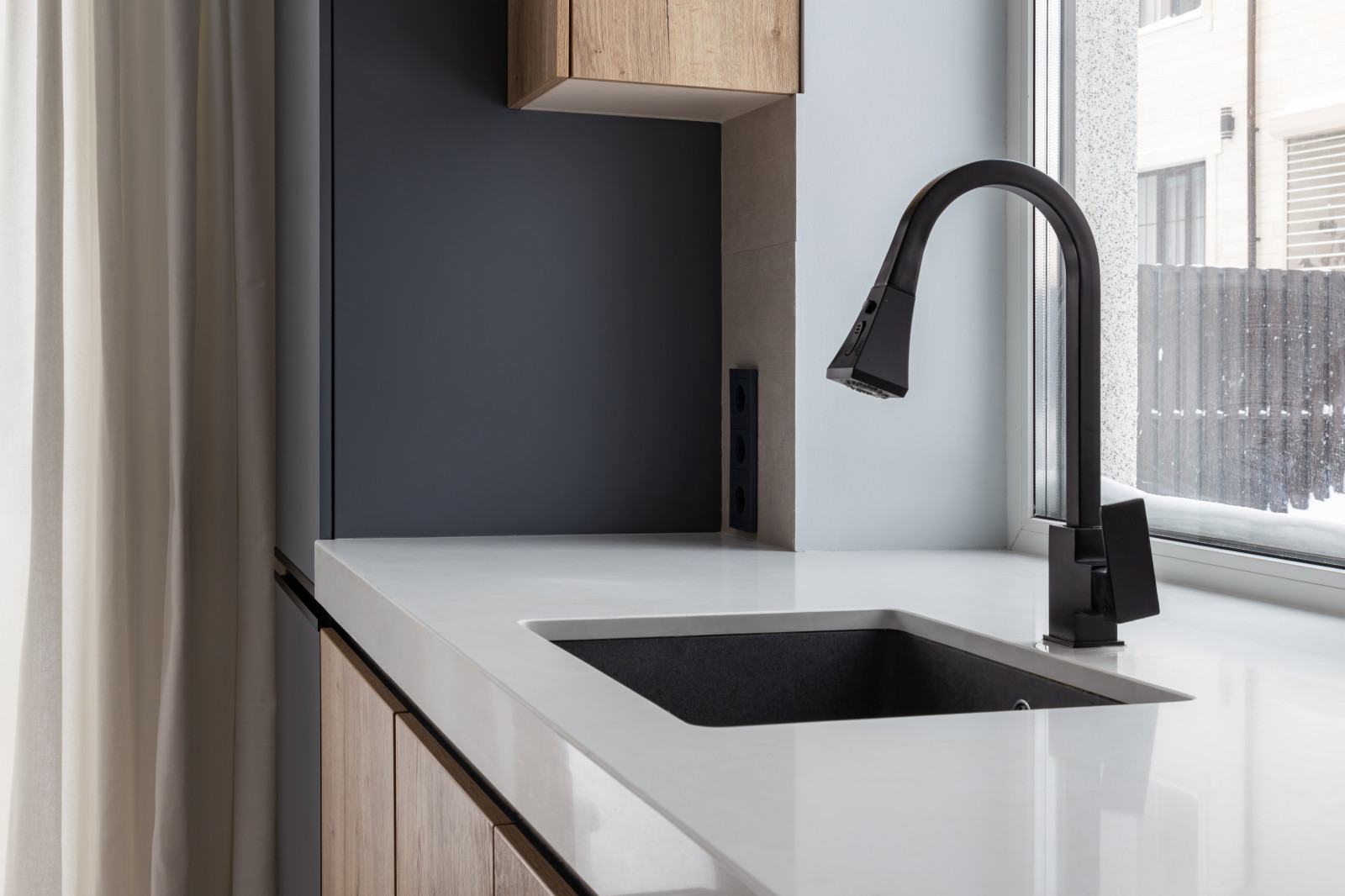 Современная кухня в загородный дом