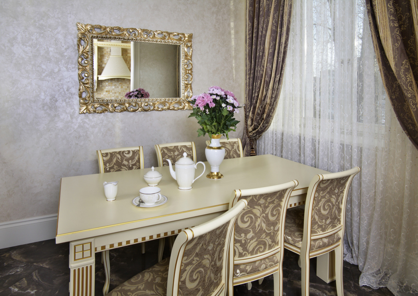 Элегантная классика (3-х комн. квартира в сталинке)