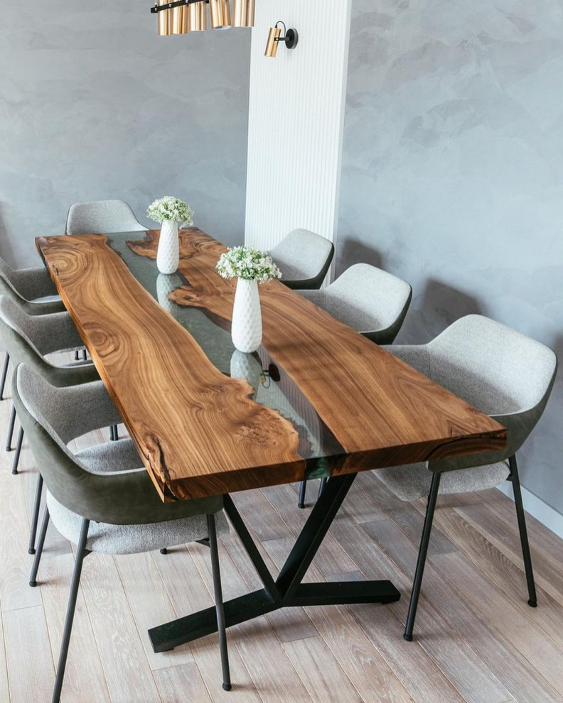 Обеденный стол из карагача с рекой из эпоксидной смолы