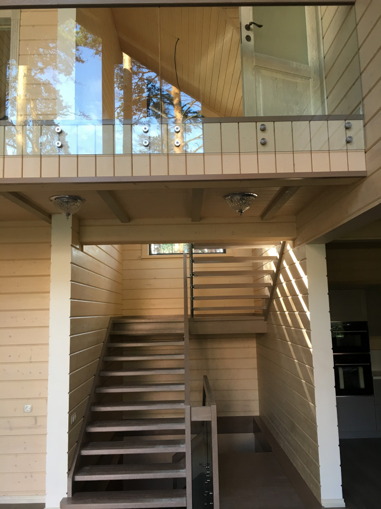 Обложка проекта: Лестница на несущем стекле