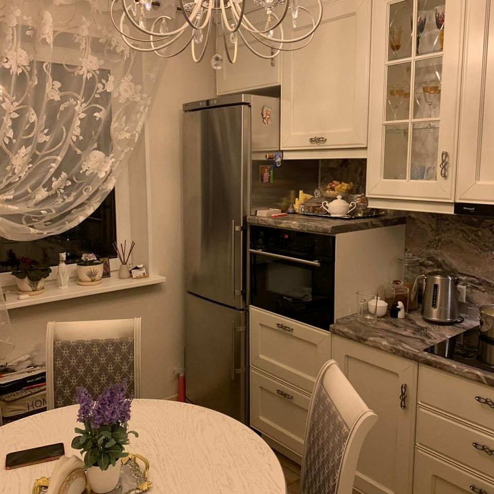 Кухня с мраморным фартуком