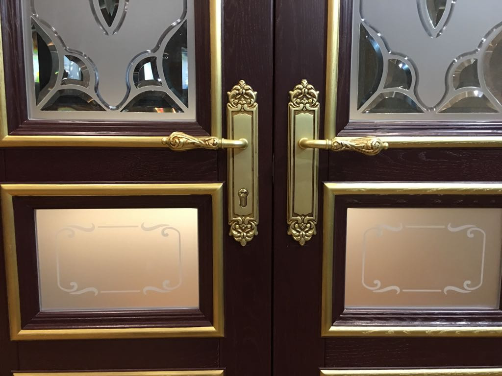 Классические двери из массива дуба