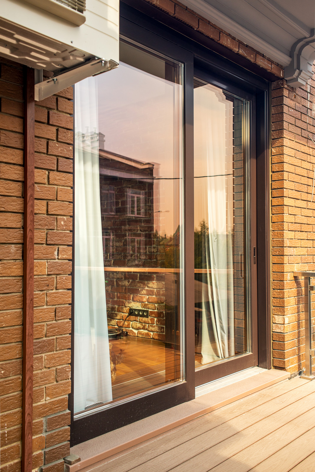 Современное остекление на Остафьевской (дерево-алюминиевые окна)