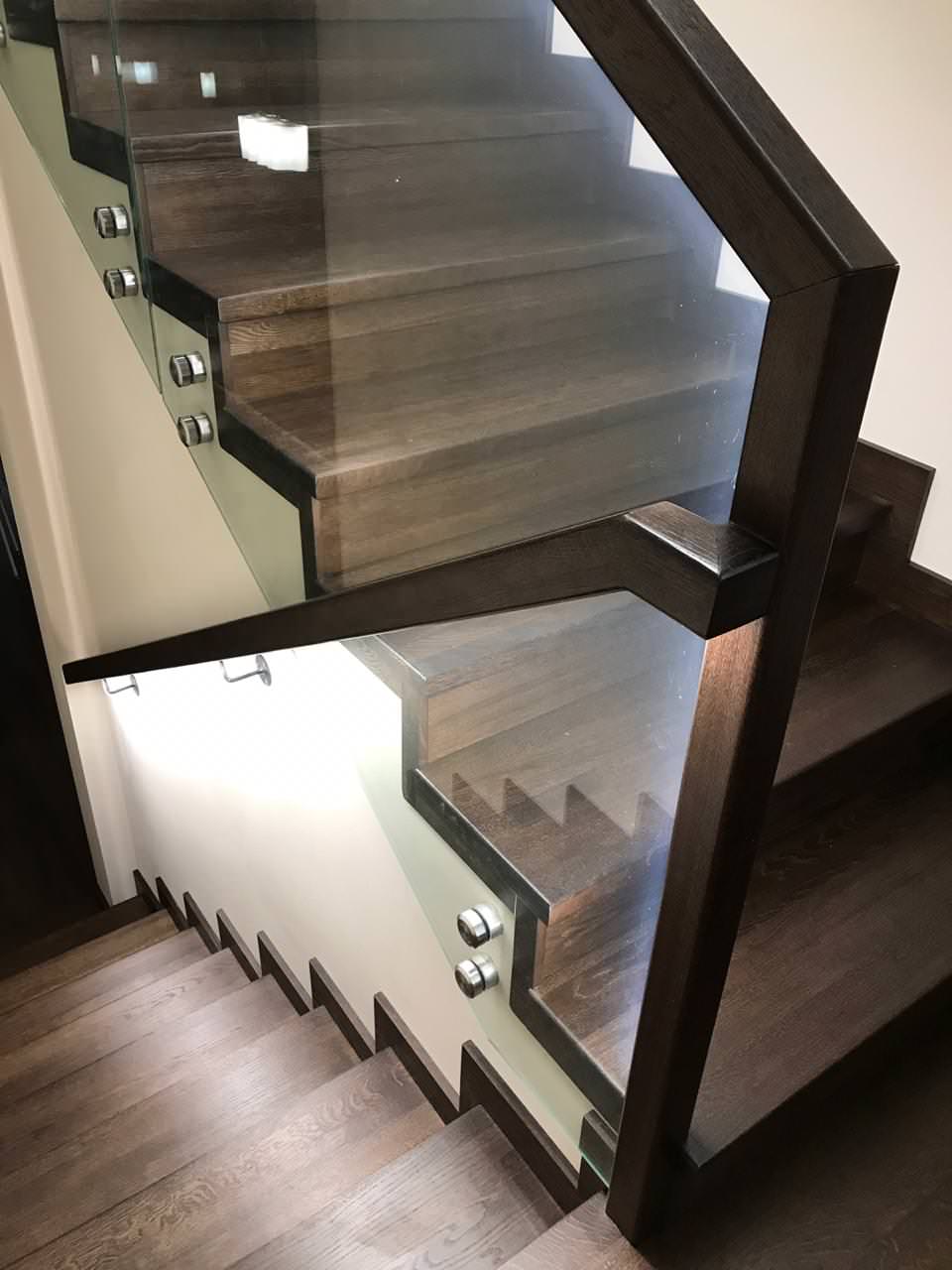 Лестница с подсветкой в поручне