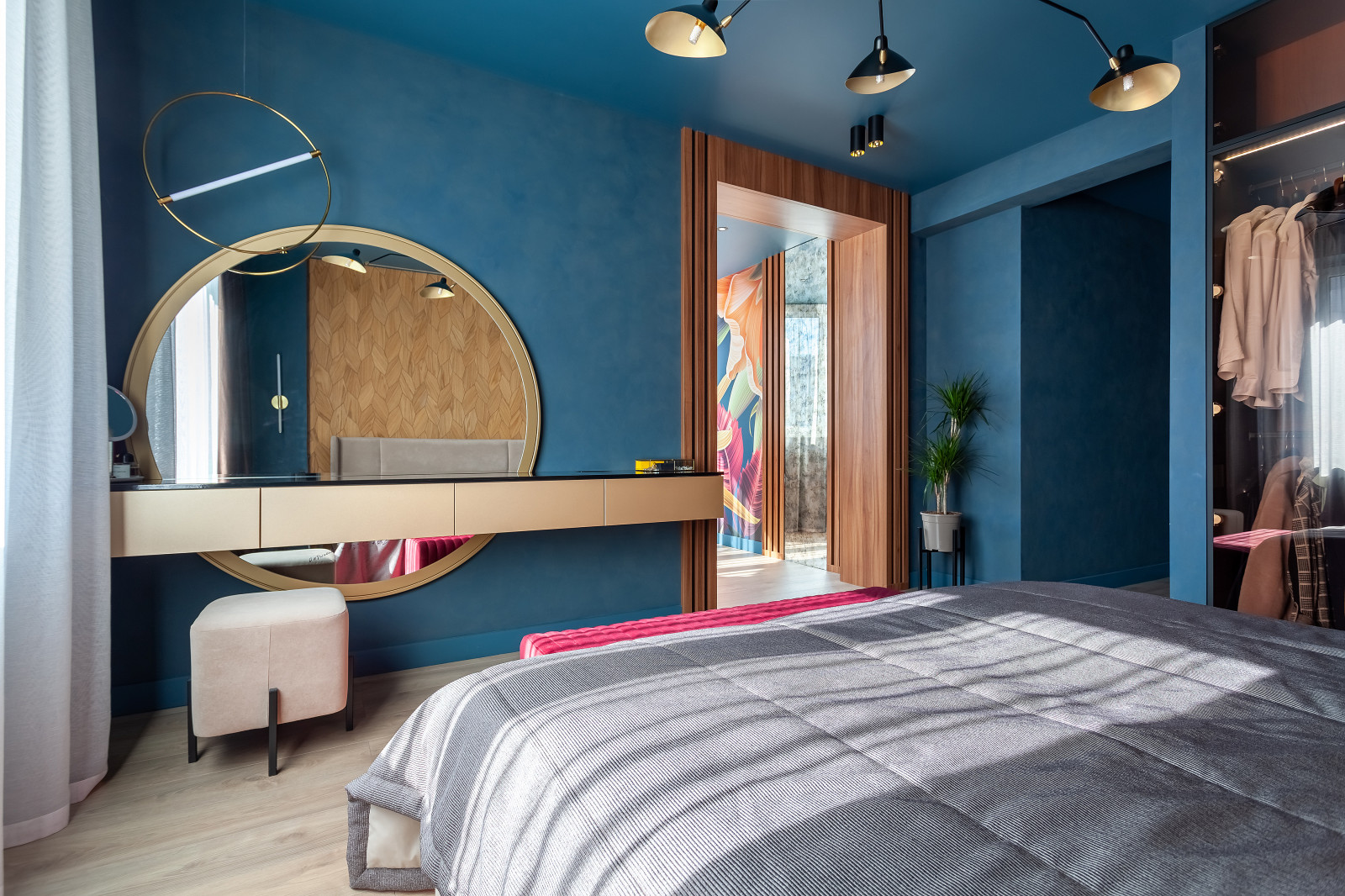 Навесной консольный туалетный столик и зеркало из двух частей в золотистой раме