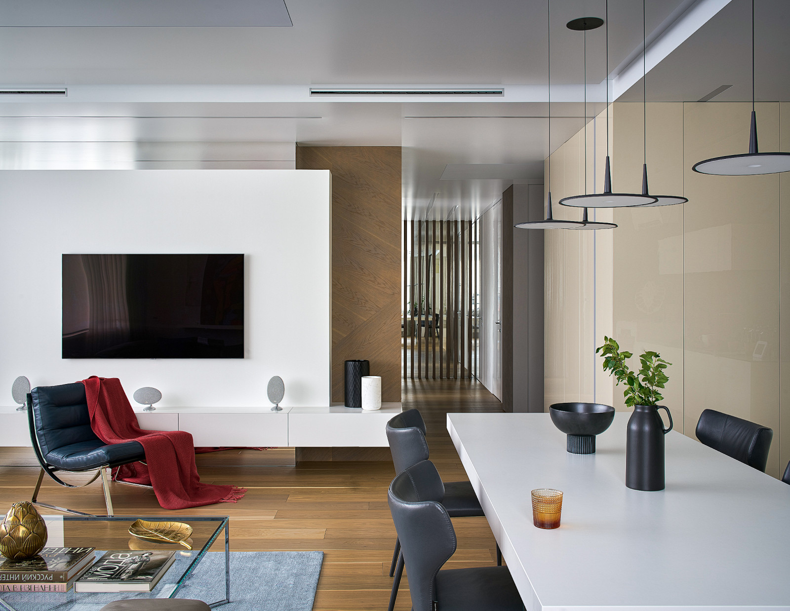 Фрагмент гостиной, столовая зона и коридор