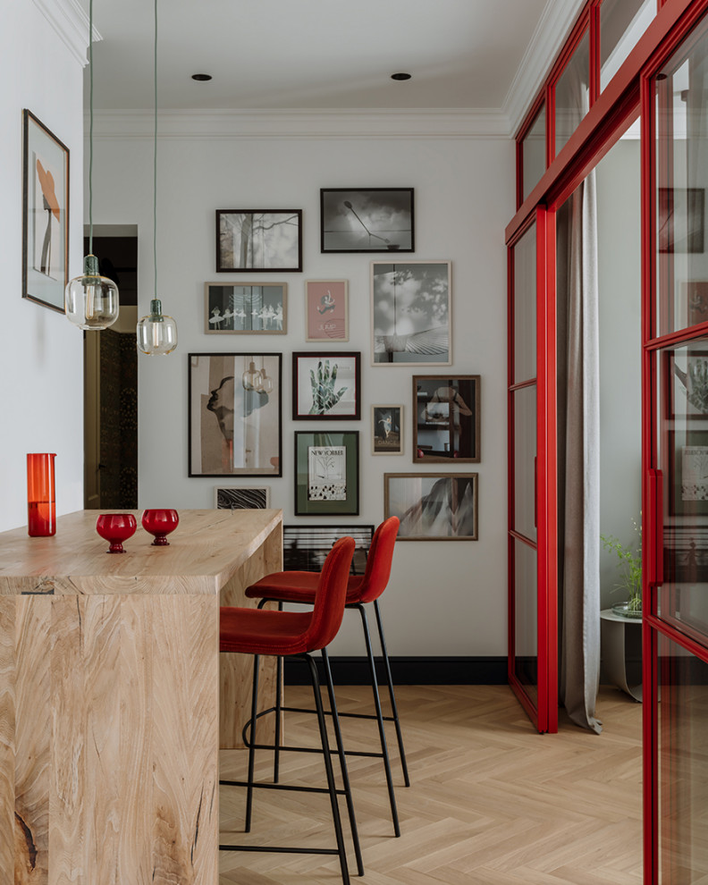 Семейная квартира с красными акцентами и видом на лес