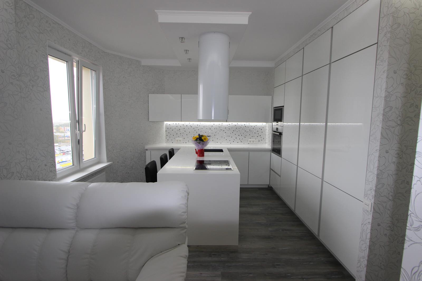 Белая кухня с глянцевыми фасадами, "Белый лотос"