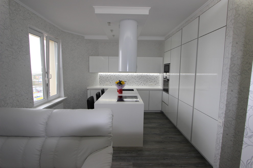 Белая кухня с глянцевыми фасадами, "Белый лотос"