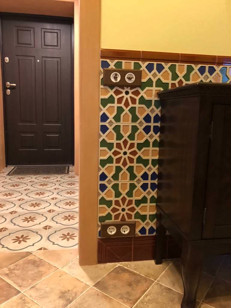 Обложка проекта: Винтажная электрика Salvador для скрытого монтажа в интерьере загородного дома.