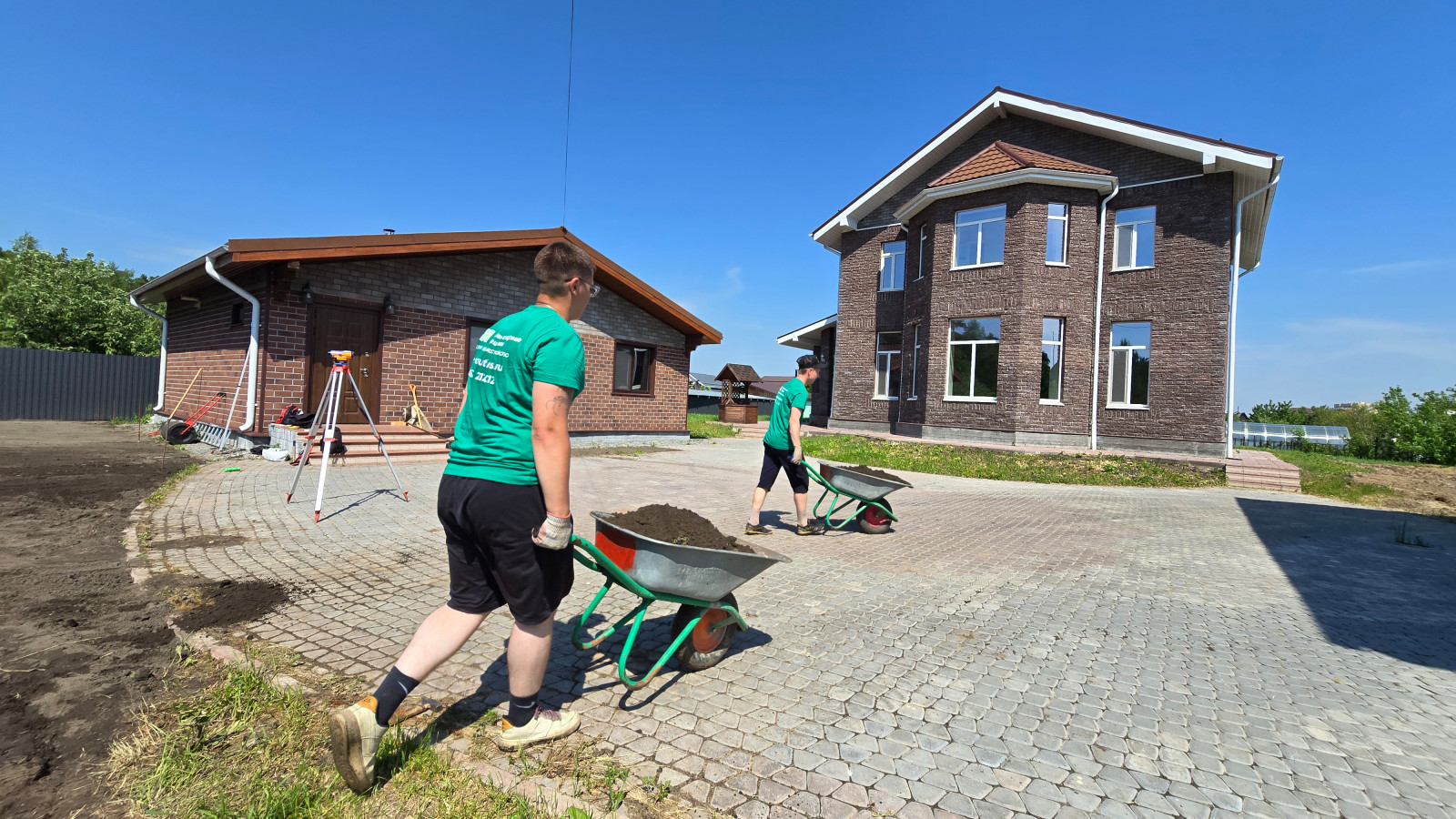 Укладка рулонного газона