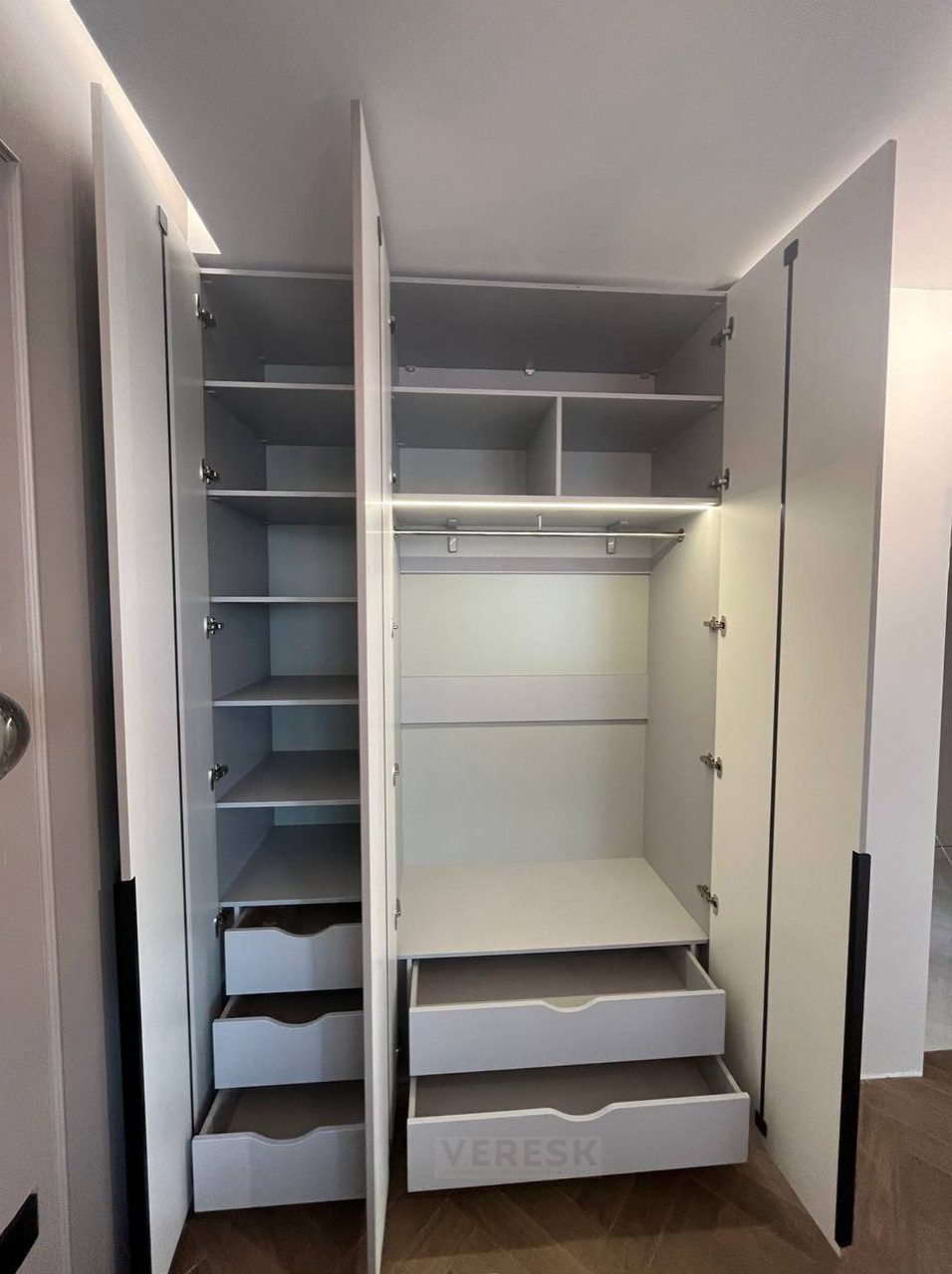 Распашные шкафы