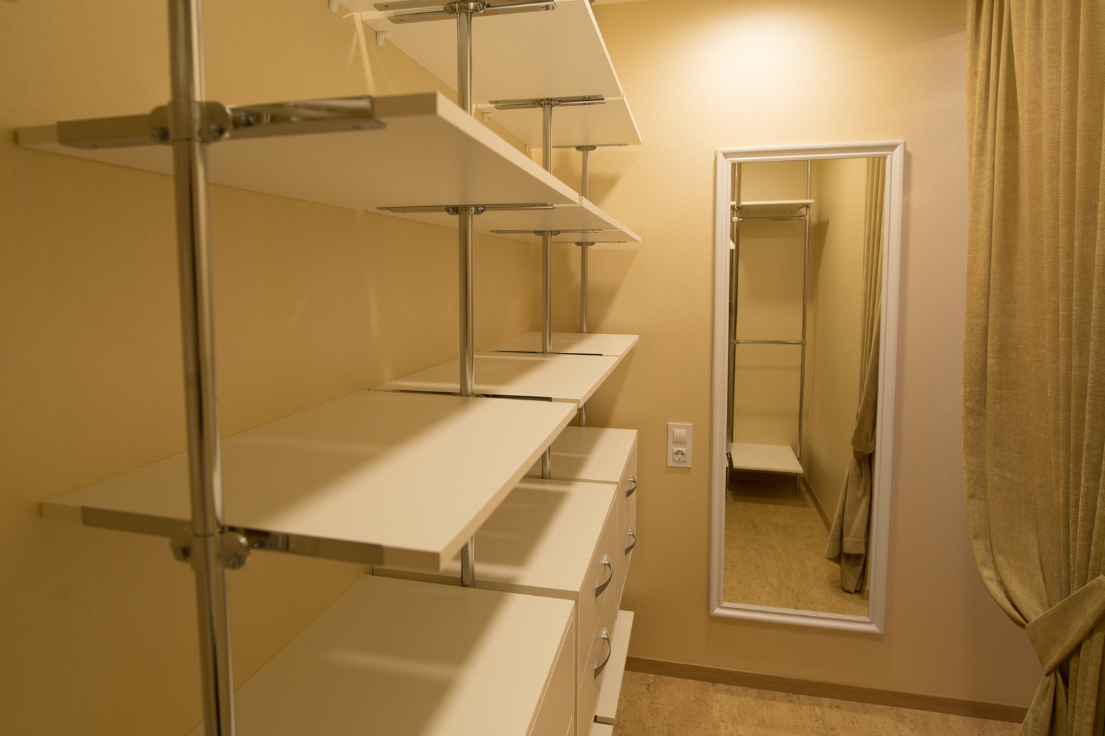 Городская кухня с лесным пейзажем