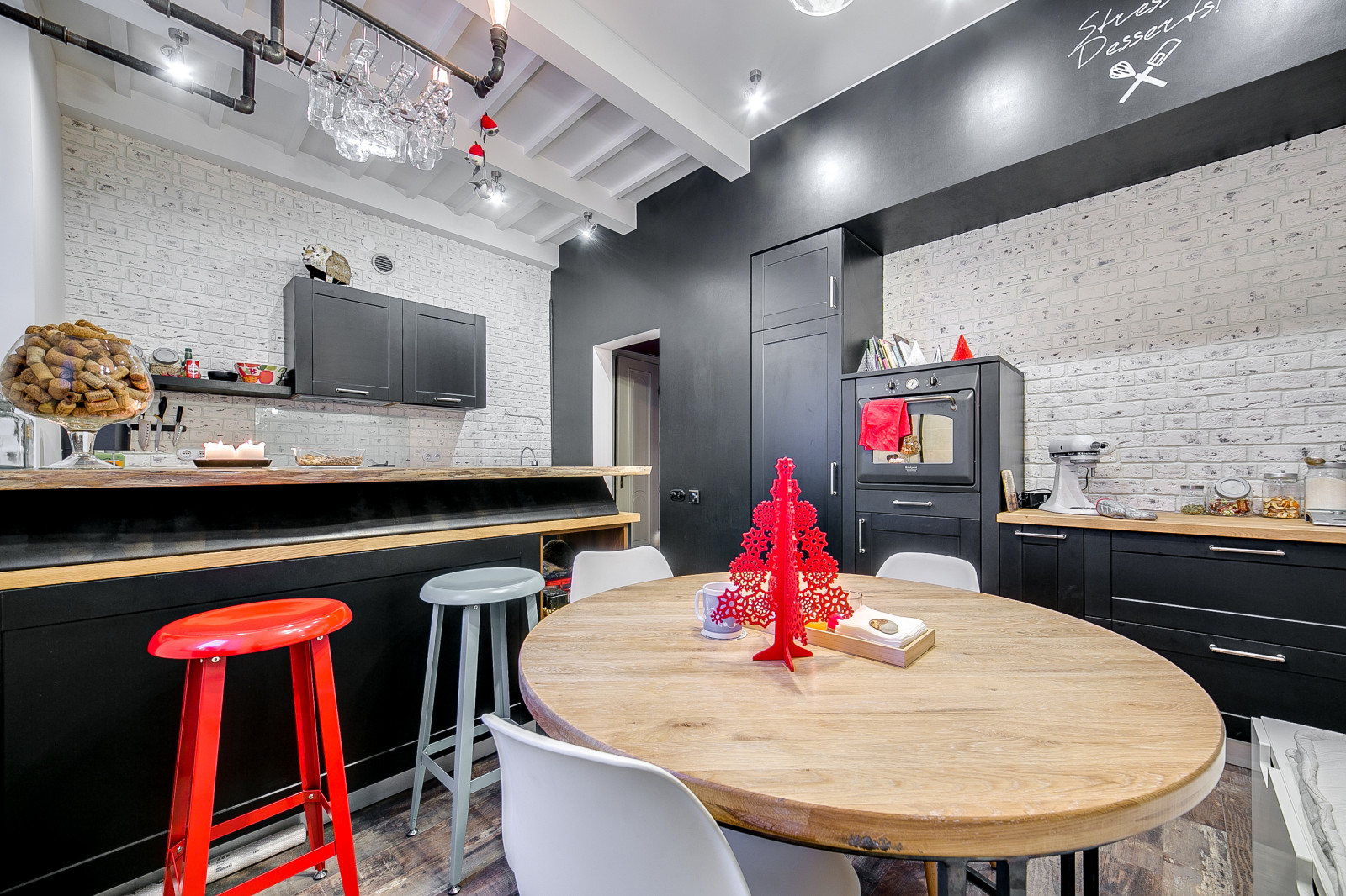 Просторная кухня в стиле лофт