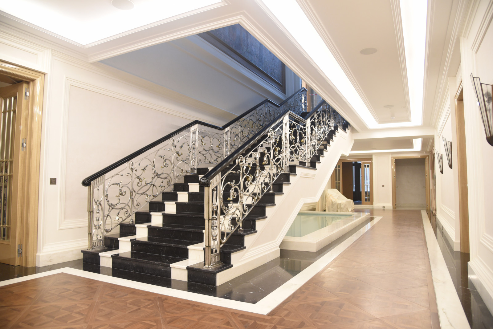 Обложка проекта: Центральная лестница в доме