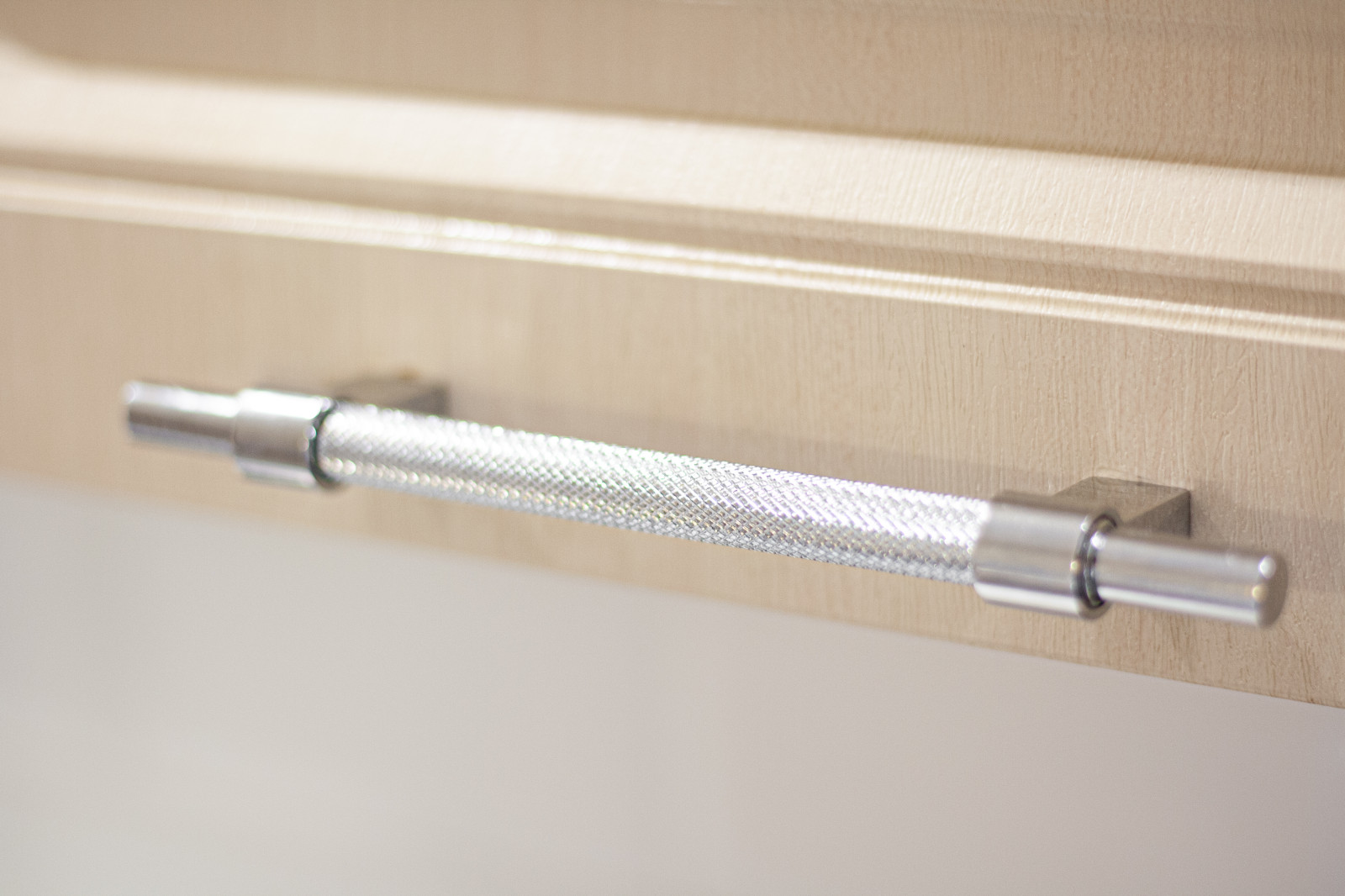 Освежающий и легкий интерьер кухни для семьи из двух человек