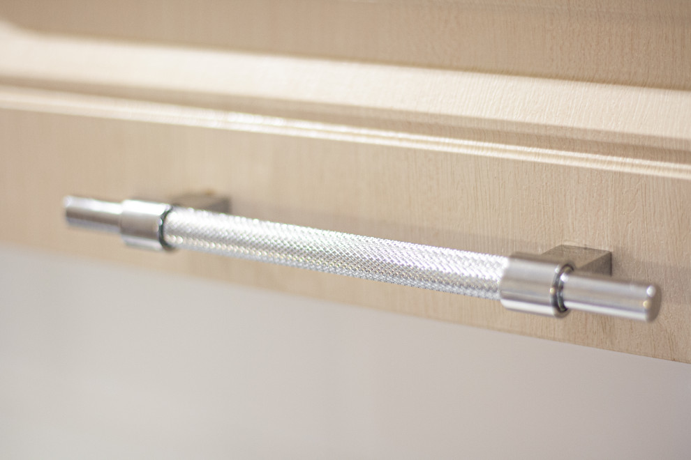 Освежающий и легкий интерьер кухни для семьи из двух человек