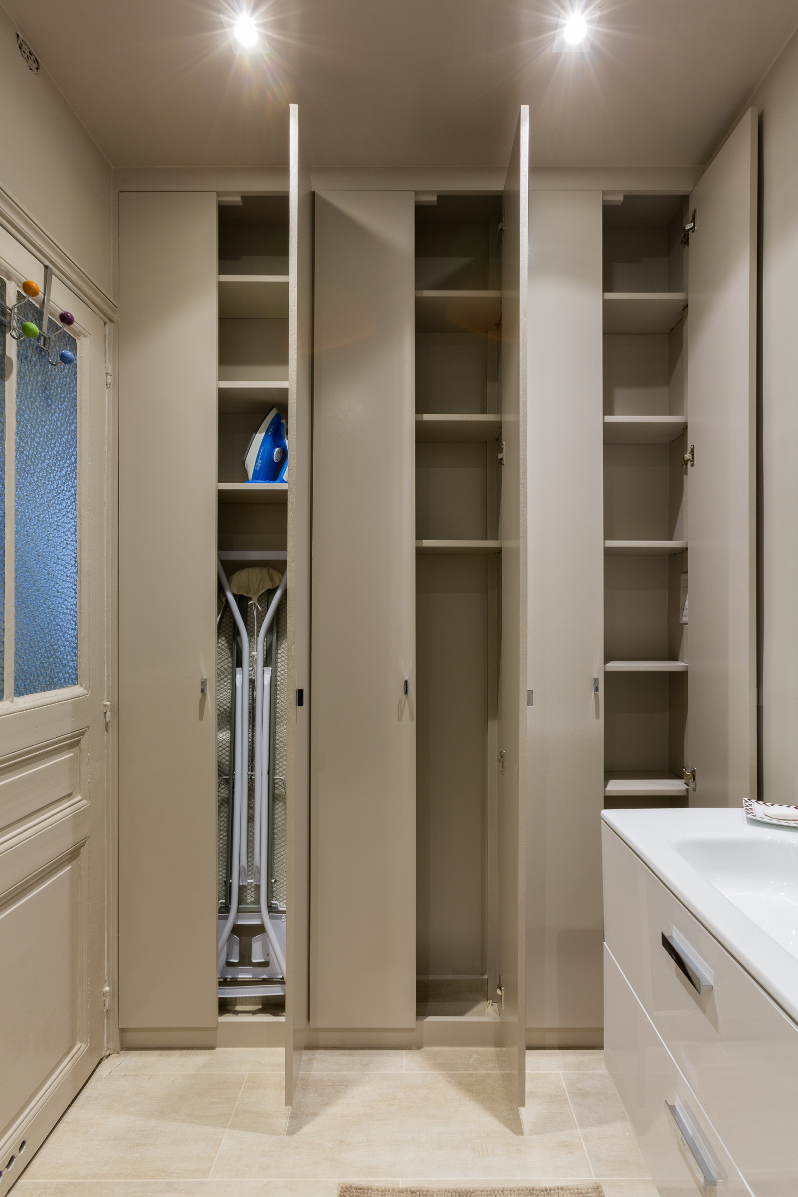 Houzz Франция: Квартира со стеклянной перегородкой, сделанной на заказ