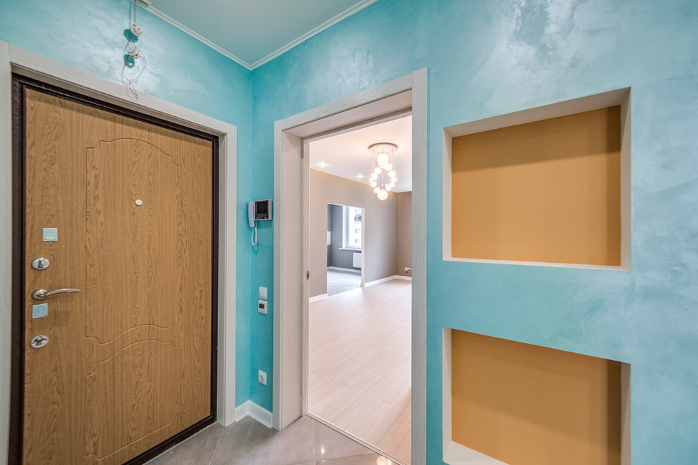 Смелая прихожая в бирюзовых красках